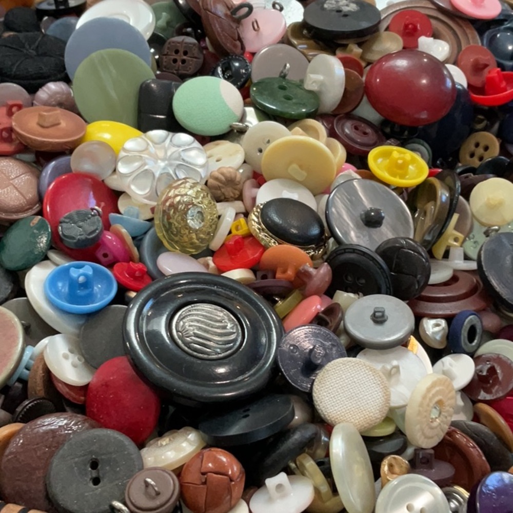 💚 3 lbs. buttons mixed vintage.